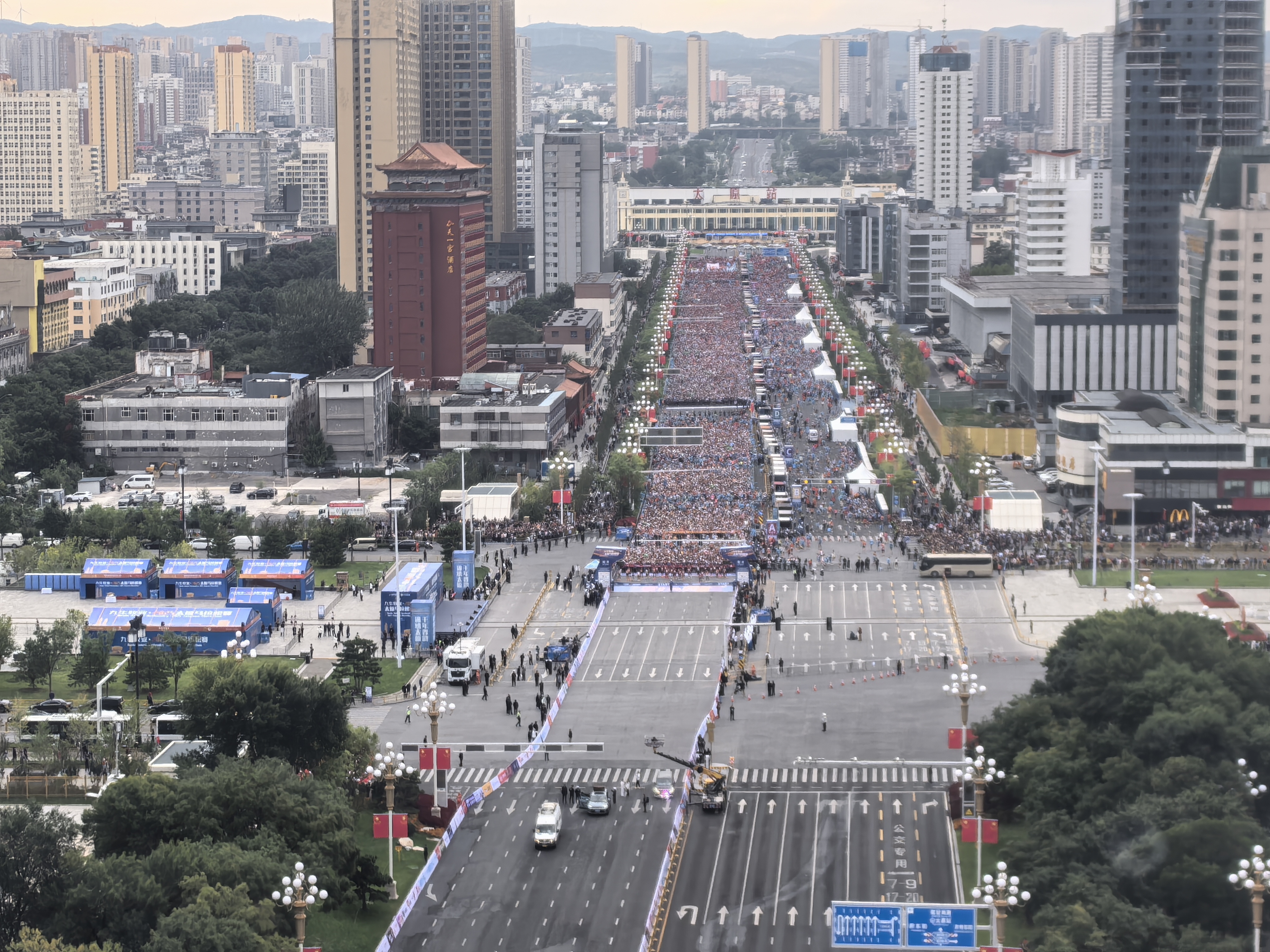 成功航拍錦繡龍城，“小松鼠”藍天展太馬盛況
